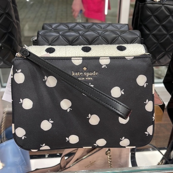 kate spade Handbags - Kate Spade Chelsea Medium Wristlet Pouch